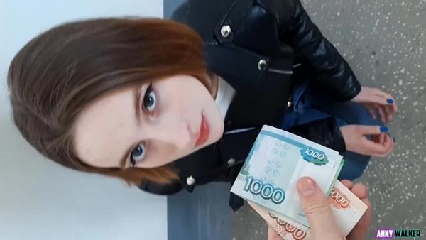 Русская девушка с короткой стрижкой отсасывает у мастера пикапа прямо на улице за пять тысяч рублей