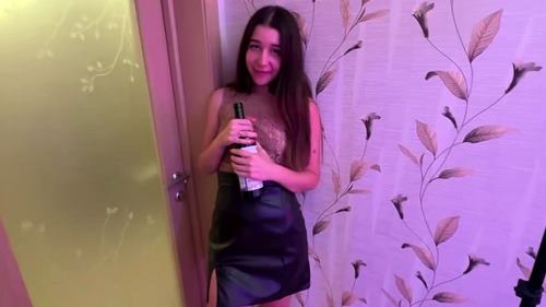 Наваленная в хлам девушка привалила без трусиков и решила оправдаться сексом